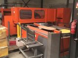 une grande machine qui se trouve dans un entrepôt