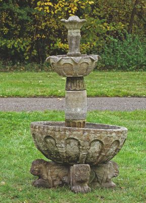un oiseau perché au sommet d'une fontaine