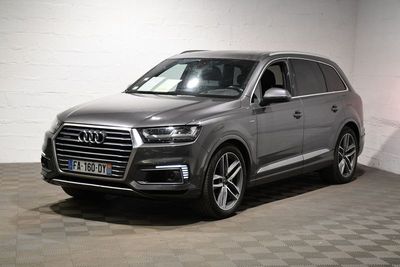 L'Audi QX est garée dans un garage dont le sol est recouvert d'un motif à damier.