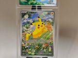 un gros plan sur une carte à collectionner Pokémon dans un étui en plastique
