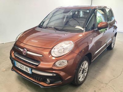 Une Fiat Fiorin marron est garée dans un garage