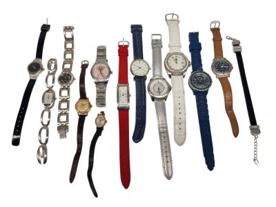 beaucoup de montres, toutes de couleurs et de tailles différentes
