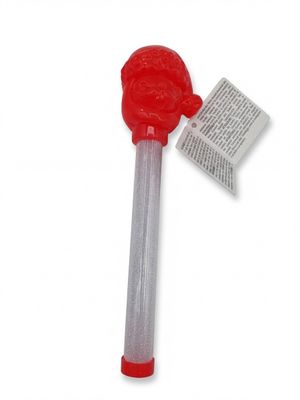 une cuillère en plastique avec un manche rouge et un bout de papier posé dessus
