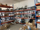 beaucoup de boîtes et de cartons sur les étagères de la pièce