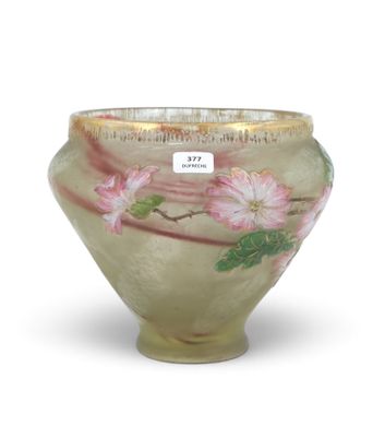 un vase en verre orné de fleurs roses peintes