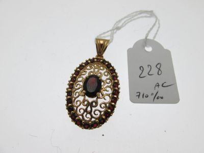 gros plan d'un collier portant une étiquette de prix