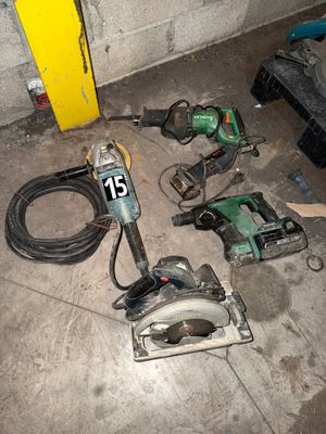 de nombreux outils qui traînent par terre dans le garage