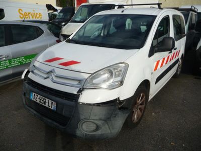 une camionnette blanche avec une bande rouge garée sur un parking
