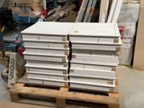 une pile de cartons blancs posée sur une palette dans un entrepôt