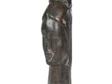 sculpture représentant une tête de femme posée sur un socle, sur fond blanc