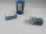 deux pains de savon bleus posés l'un à côté de l'autre sur une surface blanche