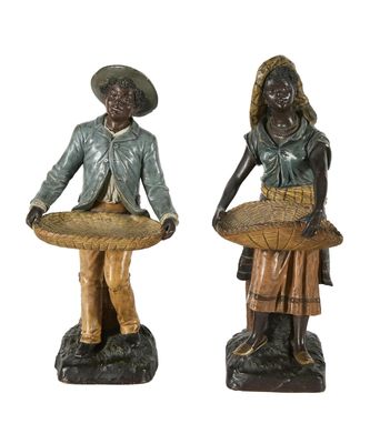 deux figurines représentant un homme et une femme tenant des paniers