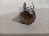 un petit objet métallique posé sur une table