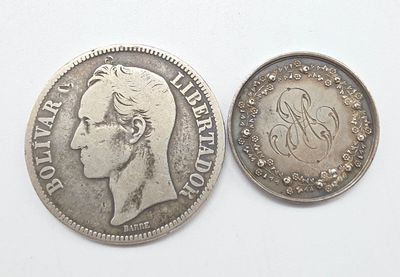 une vieille pièce d'argent sur laquelle figure le visage d'une femme, à côté d'une pièce d'argent plus petite