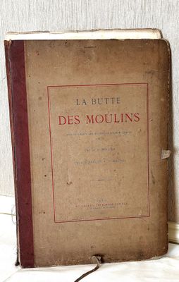 un vieux livre posé sur une table blanche près d'un mur