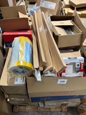 un gros tas de cartons et d'autres objets par terre