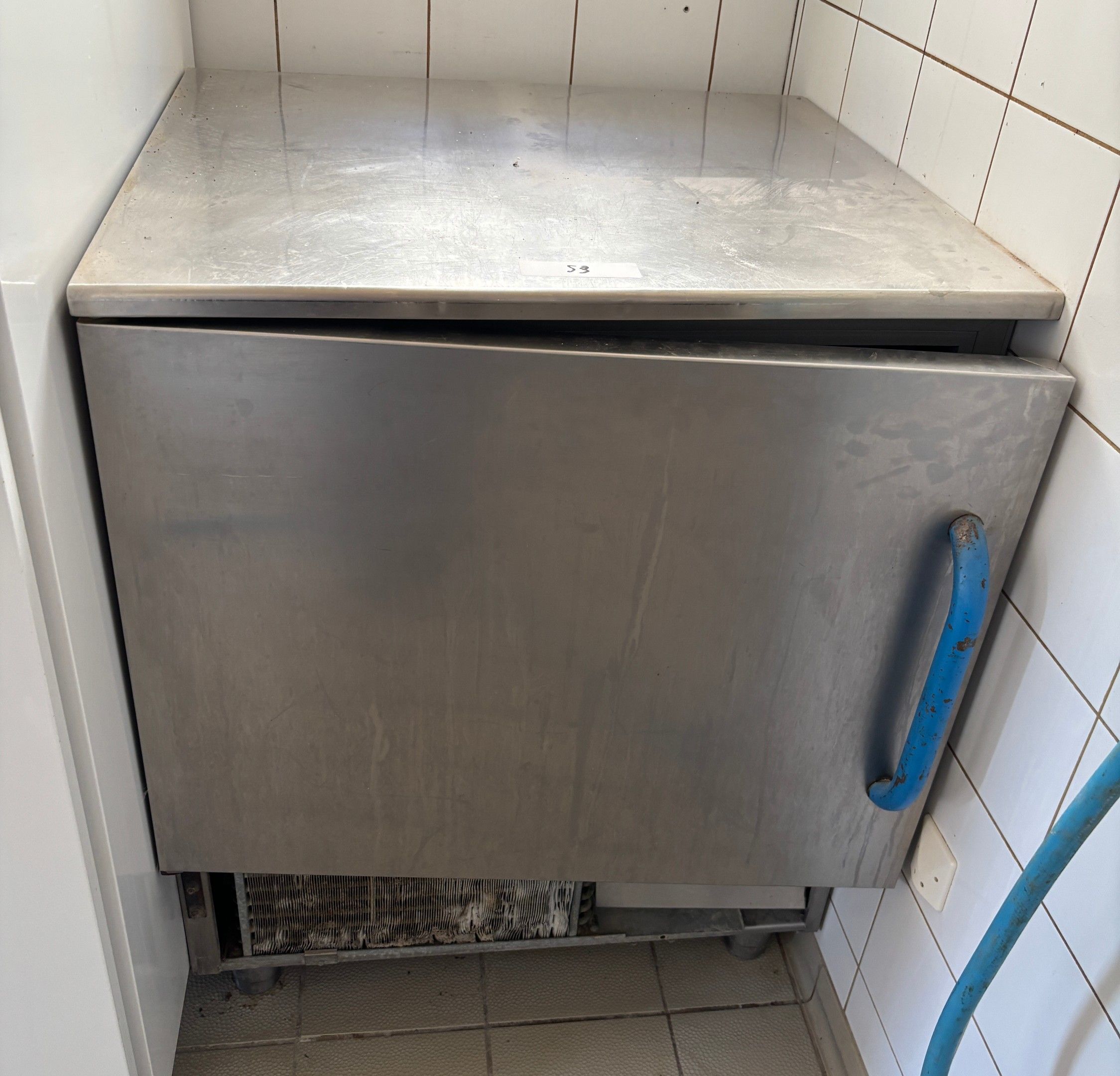Etuve inox 1 porte (état moyen) Site 1 : 30 rue de Genève à CHAMPDENIERS (79220)