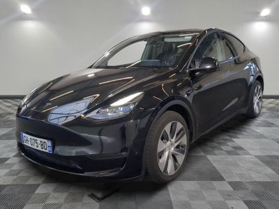 La Tesla E-Pace est garée sur un sol à damier dans un showroom