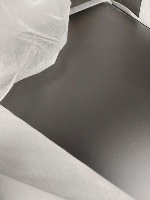 une table noire recouverte d'une nappe blanche