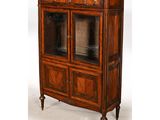 une image d'une armoire en bois avec des portes en verre