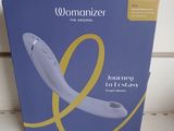 La boîte du Womanizer est posée sur la table.