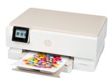 L'imprimante de bureau HP est posée sur une surface blanche, entourée de bonbons colorés.