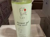 un flacon de gel douche posé sur une boîte