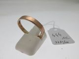 une bague à laquelle est accrochée une étiquette, posée à côté d'une étiquette