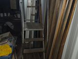 une échelle adossée au mur d'une pièce