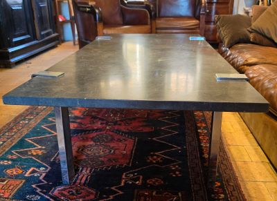 une table basse avec un livre dans un salon