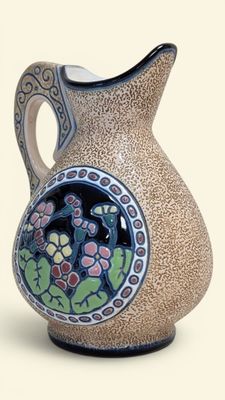 un petit vase orné d'un motif floral