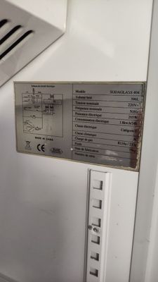 une photo d'un réfrigérateur blanc muni d'un panneau de commande