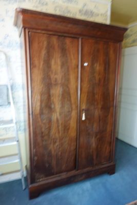 un grand meuble en bois dans le coin d'une pièce