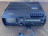 Une radio à l'ancienne est posée par terre à côté d'un chargeur branché