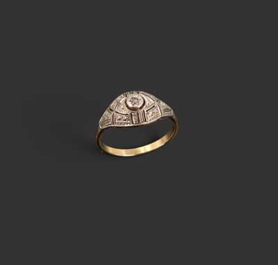 une bague en or et diamants de forme ovale