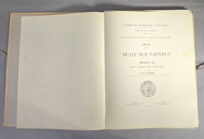 un livre ouvert sur lequel figure l'image d'un phoque