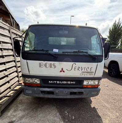 une photo d'un camion blanc garé dans un parking