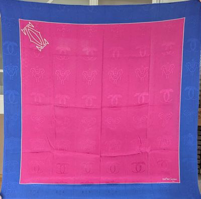 une nappe rose et bleue sur laquelle est représenté un oiseau