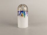 un vase blanc orné d'un motif multicolore