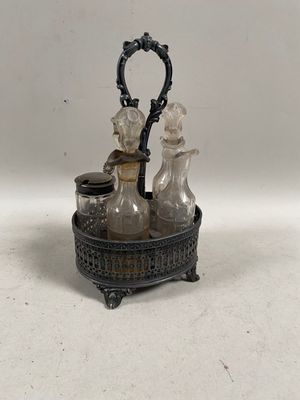 deux salières et poivrières posées sur un plateau