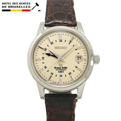une image d'une montre en gros plan sur fond blanc