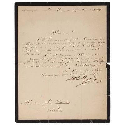 une lettre écrite à l'encre noire sur une feuille de papier