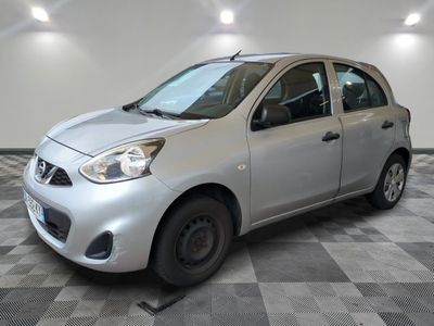 la photo d'une petite voiture argentée garée dans un garage