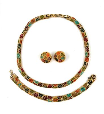 une photo d'un ensemble composé d'un collier et de boucles d'oreilles posé sur un fond blanc