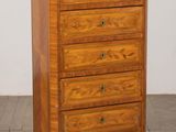 une ancienne commode en bois avec dessus en marbre