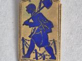 un pin's bleu et doré représentant un homme tenant une batte de baseball