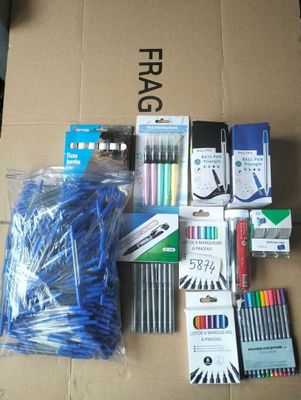 une boîte de stylos, feutres, feutres, feutres, feutres, feutres, feutres, feutres, feutres, feutres, feutres, feutres, feutres, feutres, feutres