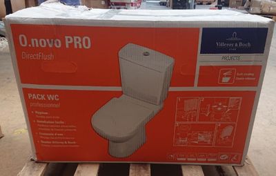 une caisse contenant des toilettes, posée sur une palette