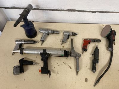 un grand nombre d'outils posés à même le sol