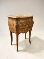 Petite commode sauteuse marquetée à décor floral.